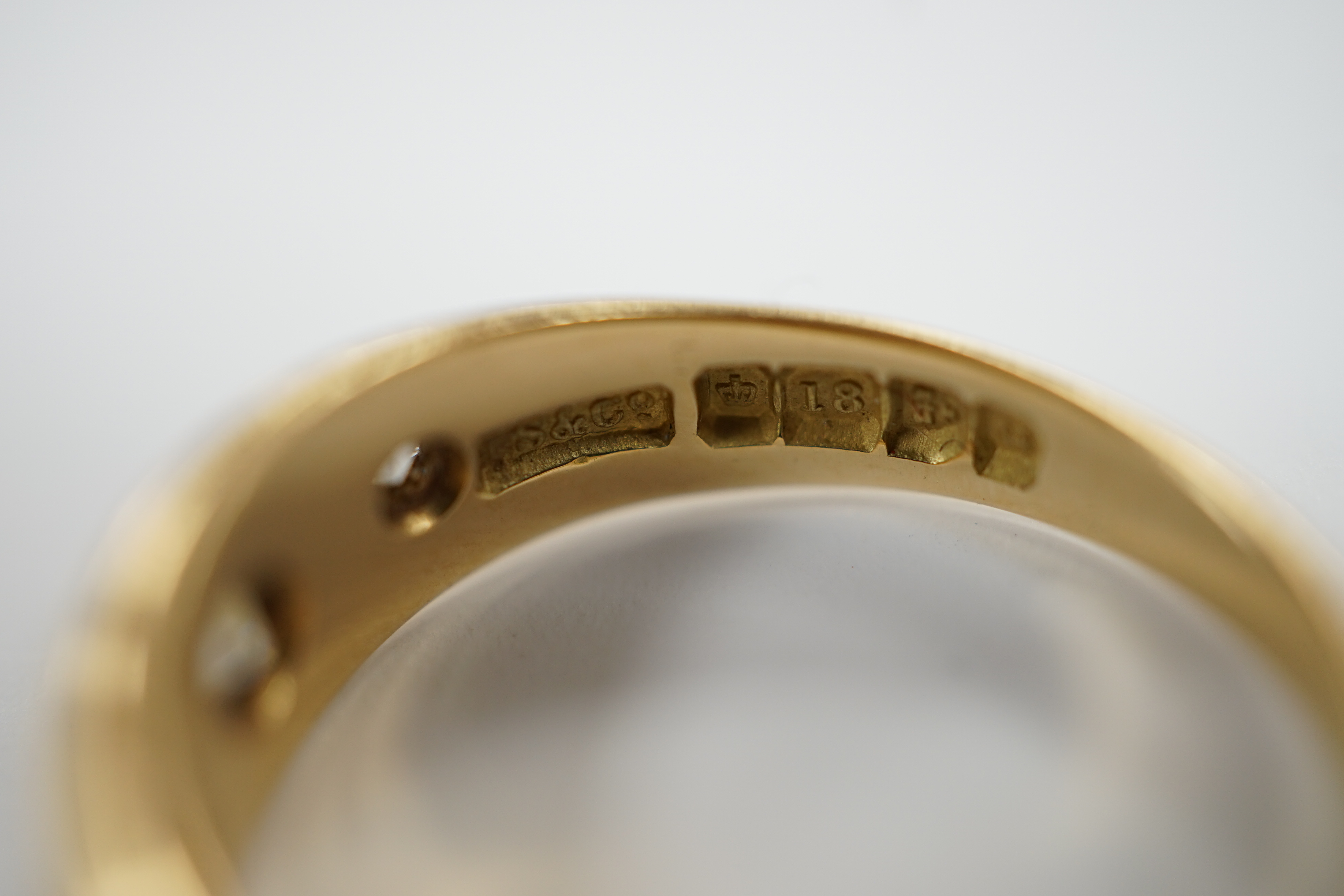 An Edwardian 18ct gold and gypsy set three stone diamond ring, size Q, gross weight 6.3 grams.